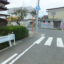 庭坂小学校近くのT字路交差点。桜の枝葉と生垣が左折するドライバーの視界を遮り、小さい児童が隠れてしまってとても危ないとの電話をいただきました。